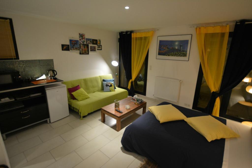 Maison D'Hotes Les Coudreaux Rueil-Malmaison Bagian luar foto